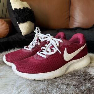 Nike Roshe Sneaker in Maroon